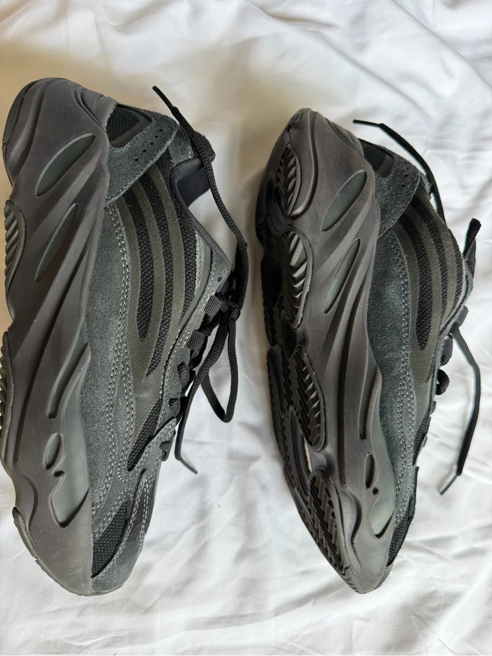 Adidas Yeezy Boost 700 v2 - Vanta